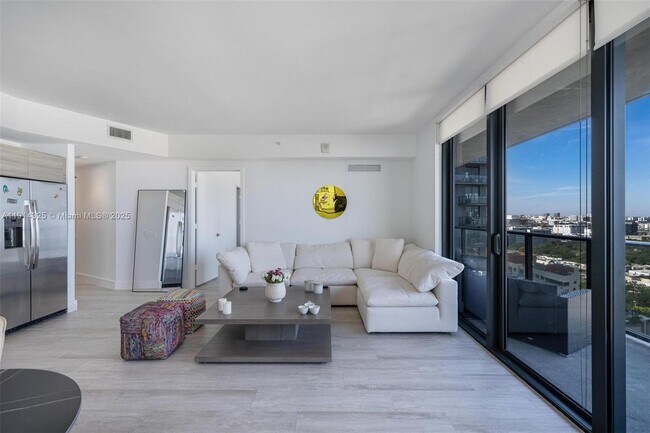 121 NE 34th St in Miami, FL - Foto de edificio - Building Photo