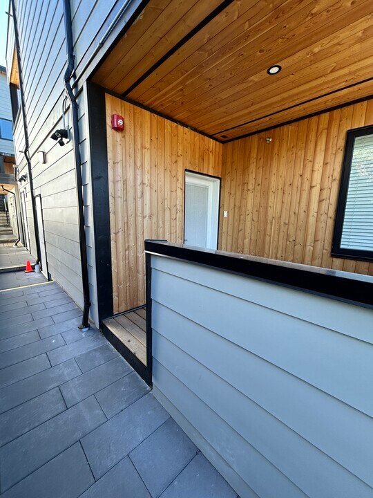 240 4th St W in North Vancouver, BC - Building Photo
