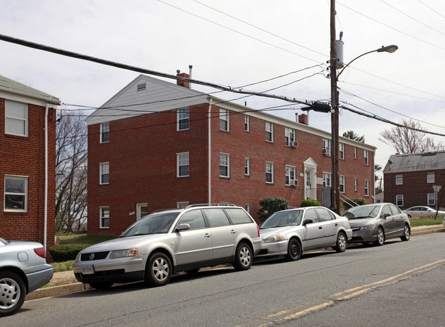 129-133 S Courthouse Rd in Arlington, VA - Building Photo - Building Photo