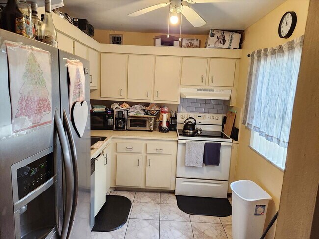 property at 4216 Inverrary Blvd
