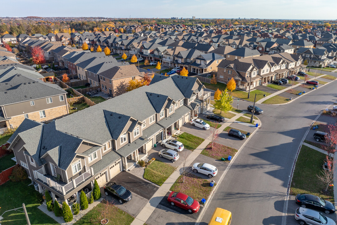 2339 Steeplechase St in Oshawa, ON - Building Photo