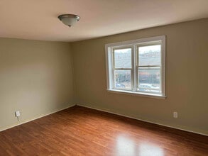 33 W Main St, Unit 3 in Plainville, CT - Foto de edificio - Building Photo