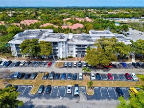 711 N Pine Island Rd in Plantation, FL - Building Photo - Building Photo