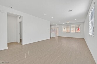 8112 Rockflower St in Las Vegas, NV - Building Photo - Building Photo