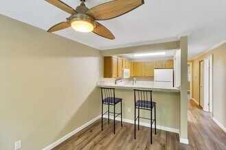 10026 NE 127th Pl, Unit D116 in Kirkland, WA - Building Photo - Building Photo