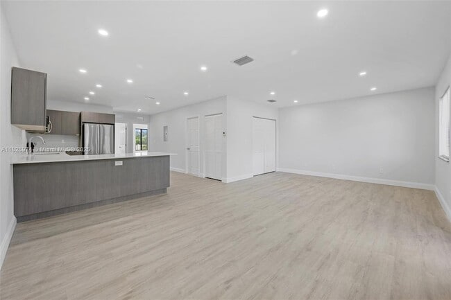 349 NW 40th St, Unit 203 in Oakland Park, FL - Building Photo - Building Photo