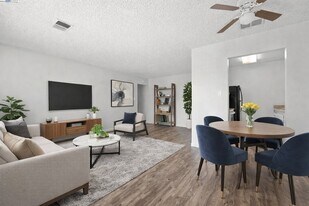 2208 Peppertree Way in Antioch, CA - Building Photo