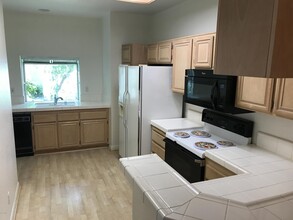 684 Sutton Crest Trail in Agoura Hills, CA - Building Photo - Building Photo