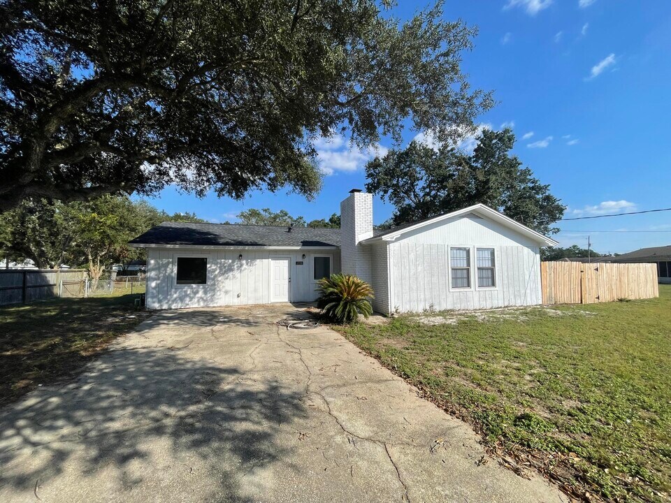 1830 Iris Ln in Navarre, FL - Foto de edificio