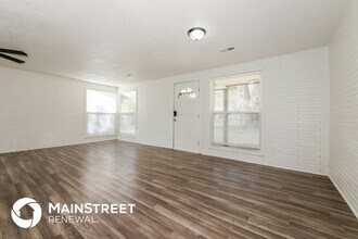 607 Hamblen Rd in Greenwood, MO - Foto de edificio - Building Photo