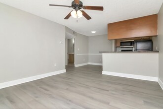 203 Lake Parsons Green in Brandon, FL - Building Photo - Building Photo