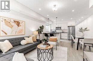 1088 Avenue Rd in Toronto, ON - Building Photo