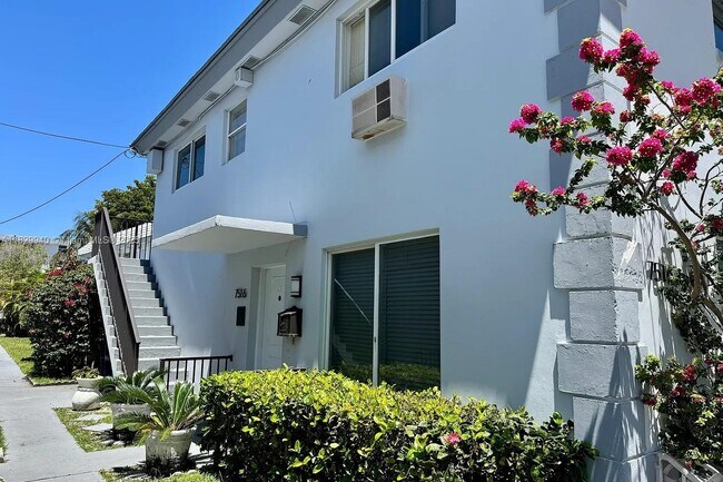 7516 E Treasure Dr in North Bay Village, FL - Building Photo - Building Photo