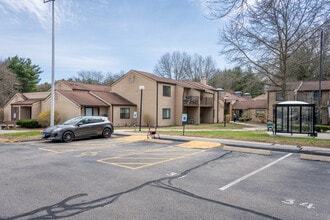 Village Court in Norwich, CT - Foto de edificio - Building Photo