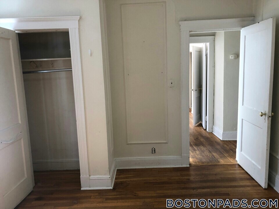 4 Vinal St in Boston, MA - Building Photo