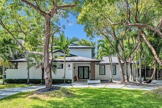 11340 SW 74th Ct in Pinecrest, FL - Foto de edificio - Building Photo