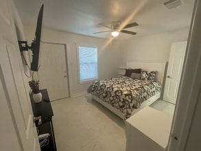 1301 E Avenue G, Unit B in Killeen, TX - Foto de edificio - Building Photo