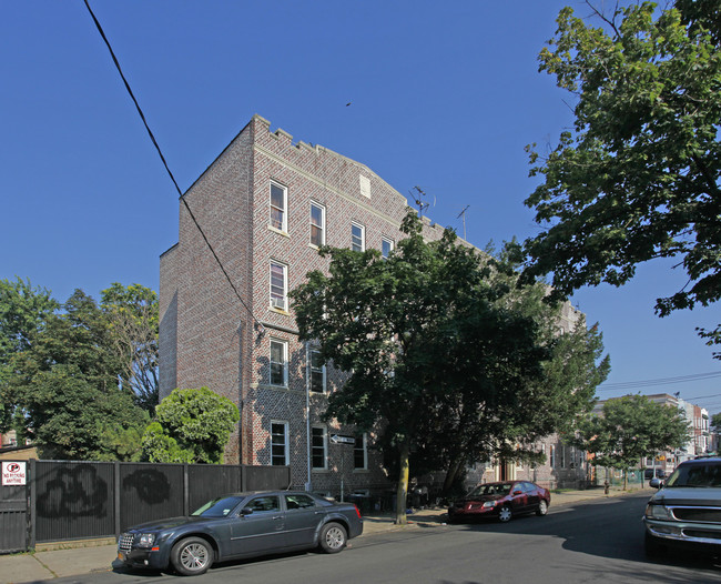 Leonard Court in Brooklyn, NY - Foto de edificio - Building Photo