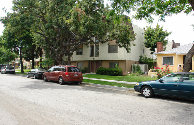 413-421 W Windsor Rd in Glendale, CA - Building Photo - Building Photo