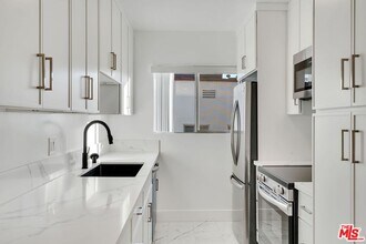 220 S Gale Dr in Beverly Hills, CA - Building Photo - Building Photo