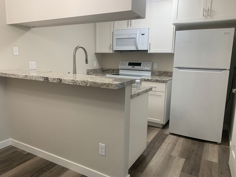 3939 Madison Ave in North Highlands, CA - Building Photo