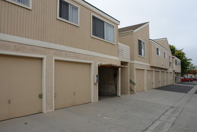 Old Mill Apartments in Huntington Beach, CA - Foto de edificio - Building Photo