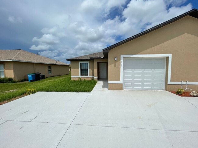 533 SE 6th Pl in Cape Coral, FL - Building Photo - Building Photo