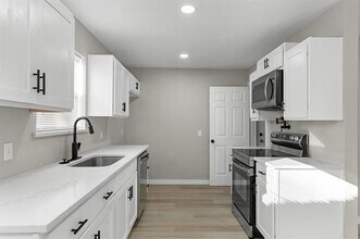 1002 Wembley Rd in Arlington, TX - Building Photo - Building Photo