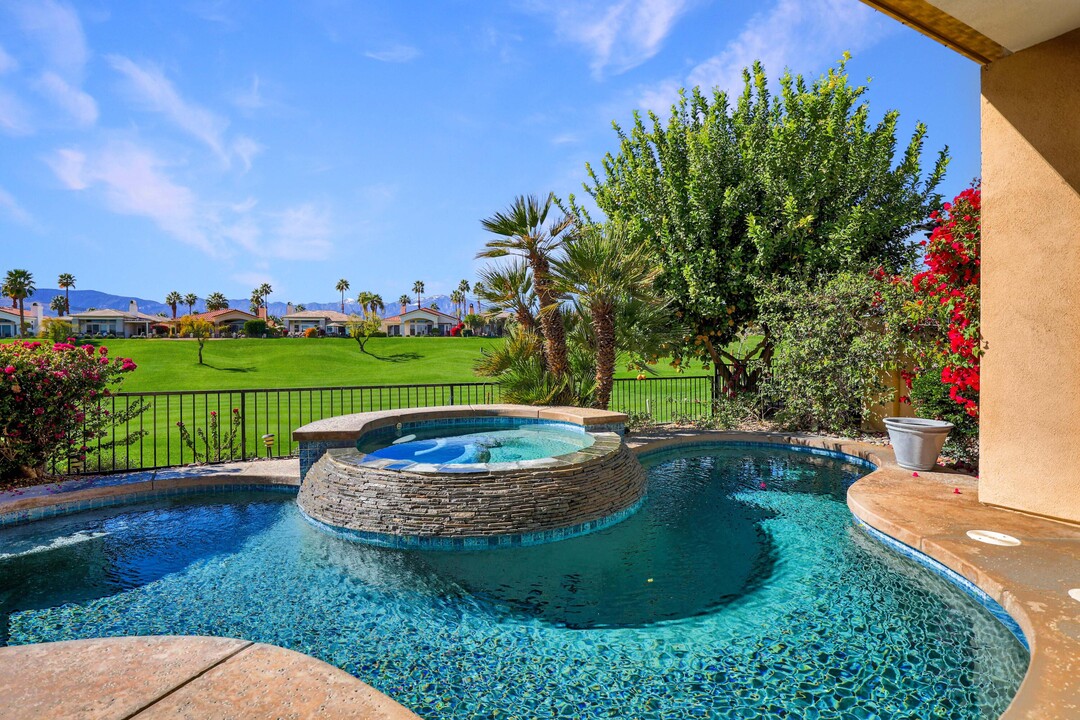 371 Tomahawk Dr in Palm Desert, CA - Foto de edificio