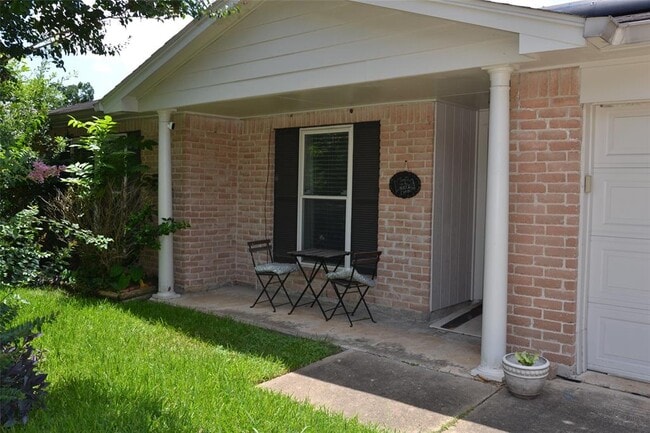 10530 Permian Dr in Sugar Land, TX - Building Photo - Building Photo