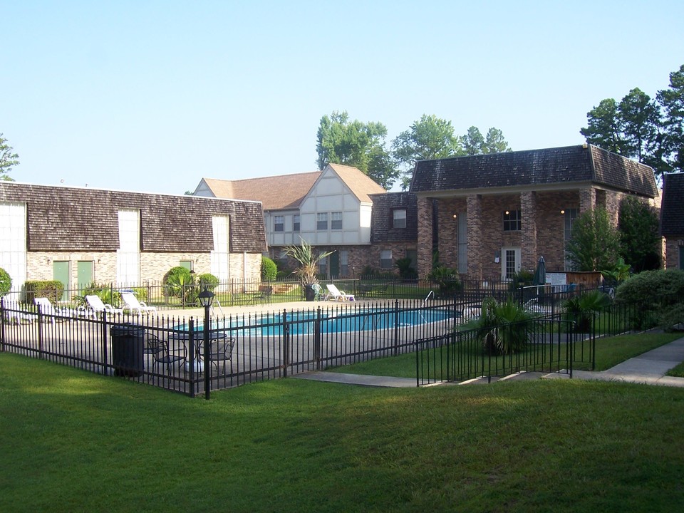 Stratford Manor in Meridian, MS - Building Photo