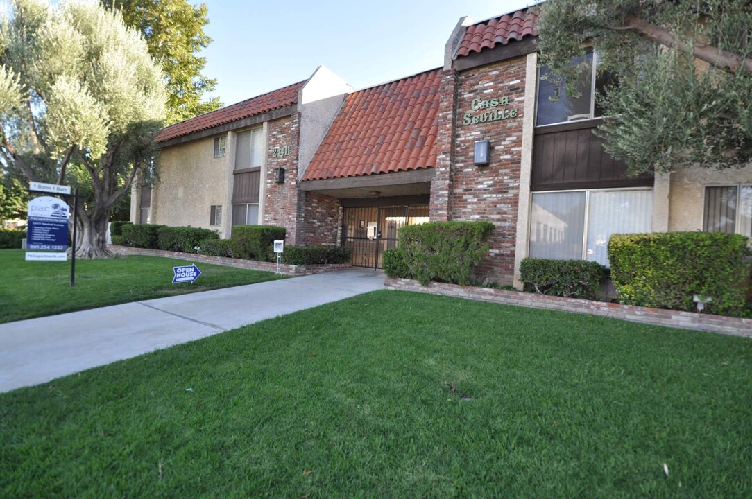 24411 Newhall Ave, Unit 201 in Santa Clarita, CA - Foto de edificio
