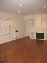 939 1/2 N Sierra Bonita Ave, Unit Sierra Bonita in West Hollywood, CA - Building Photo - Building Photo