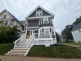 329 W Chambers St in Milwaukee, WI - Building Photo