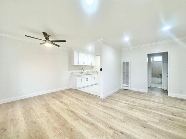 20445 Saticoy St in Los Angeles, CA - Building Photo - Building Photo