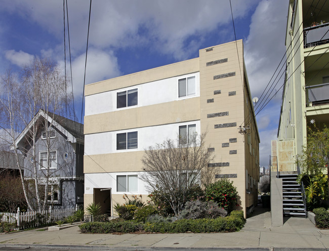 317 Warwick Ave in Oakland, CA - Building Photo - Building Photo