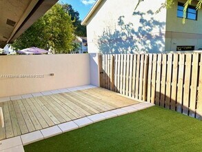 2700 S Oakland Forest Dr in Oakland Park, FL - Building Photo - Building Photo