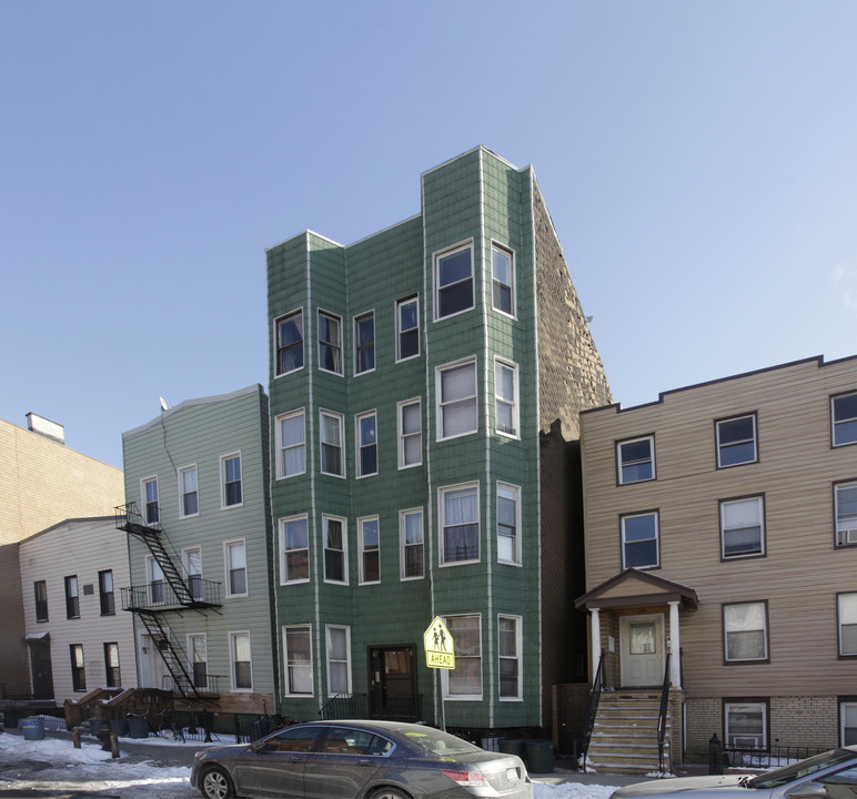 150 Calyer St in Brooklyn, NY - Building Photo