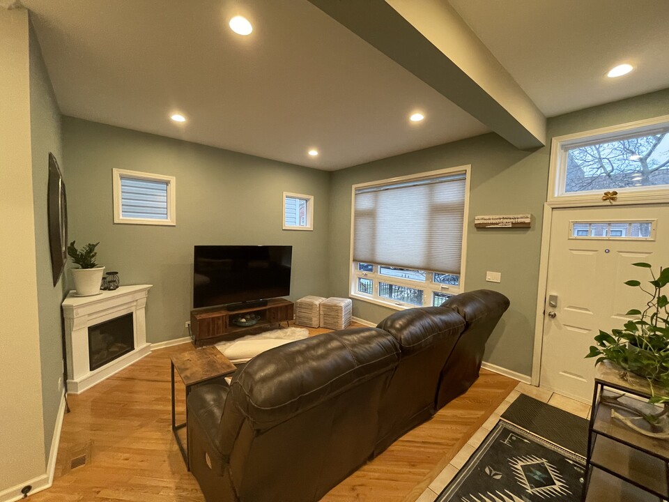 2717 N Artesian Ave, Unit 2 in Chicago, IL - Building Photo