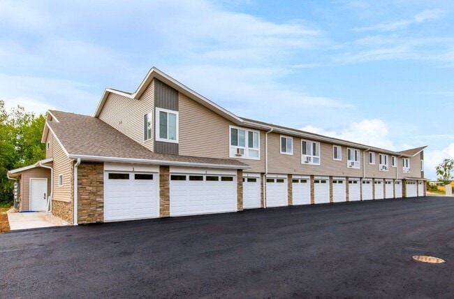 352 Deschane Ave, Unit Unit 5 in Crivitz, WI - Foto de edificio - Building Photo