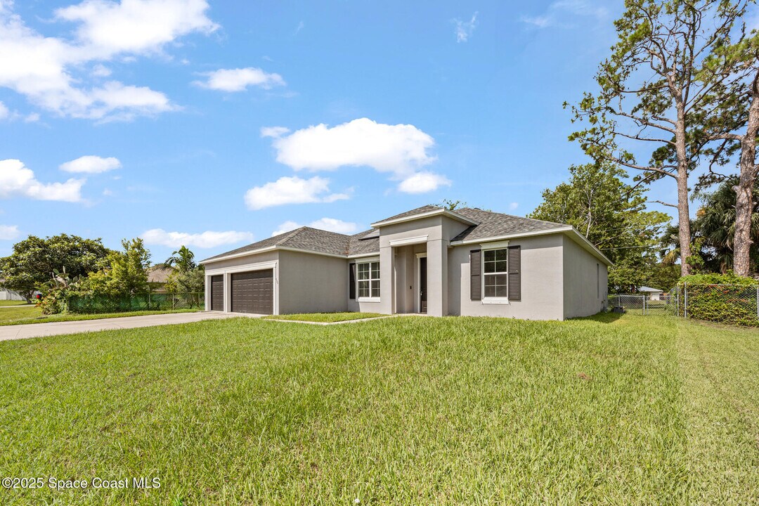 456 Azalea Ave SE in Palm Bay, FL - Building Photo
