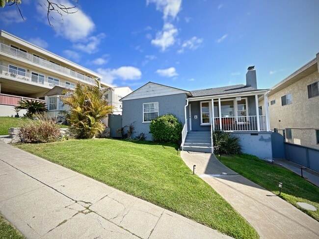 526 Avenue A, Unit Upstairs in Redondo Beach, CA - Building Photo - Building Photo