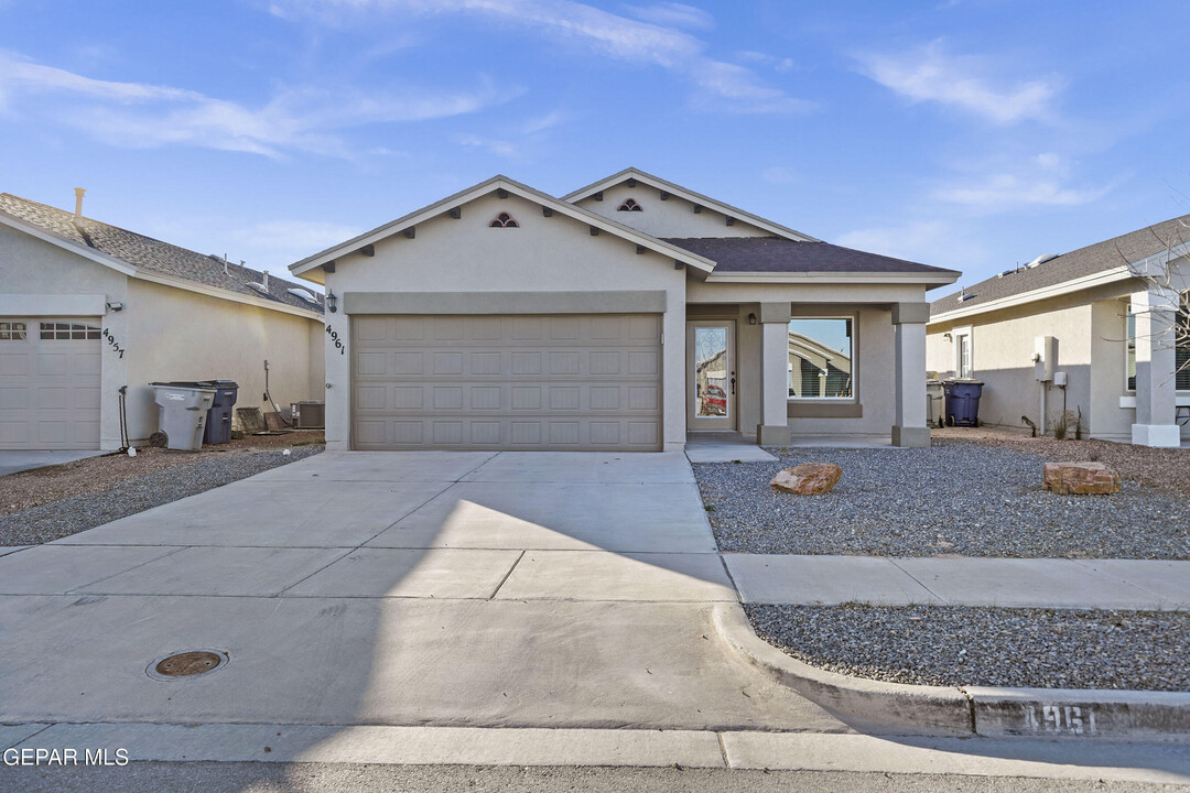 4961 Joe Castillo St in El Paso, TX - Foto de edificio