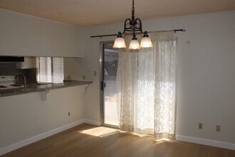 6351 Chapel View Ln in Citrus Heights, CA - Building Photo - Building Photo