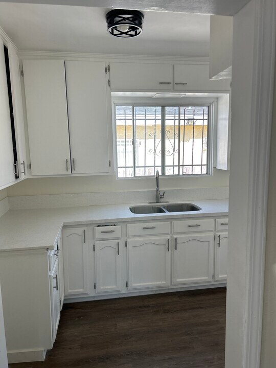1029 W 84th St in Los Angeles, CA - Building Photo