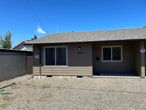 929 A St in Springfield, OR - Building Photo - Building Photo