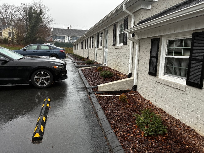 800 Dodson Mill Rd, Unit Apt #9 in Pilot Mountain, NC - Building Photo - Building Photo