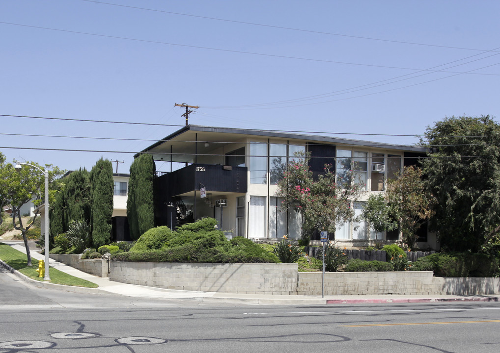 1755 Malvern in Fullerton, CA - Foto de edificio