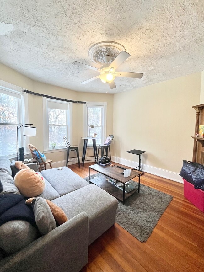 88 Fisher Ave, Unit 2 in Boston, MA - Foto de edificio - Building Photo