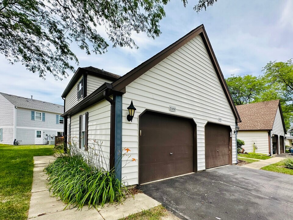 2450 Devonshire Ct in Aurora, IL - Building Photo